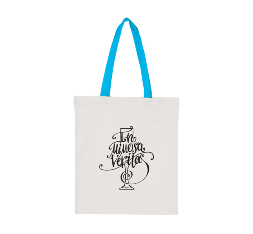 Поръчаните от уебсайта на ЕГМОНТ екземпляри от В ДЪЛБОКОТО ще бъдат придружени от ПОДАРЪК – памучна торба IN MIMOSA VERITAS и книгоразделител. Предложението е в сила до изчерпване на промоционалните количества от подаръците и единствено за уебсайта www.egmontbulgaria.com.